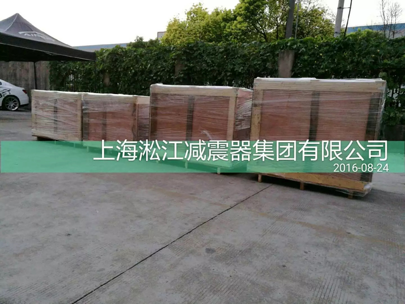 澳大利亞客戶來廠訂購(gòu)*批橡膠接頭產(chǎn)品“